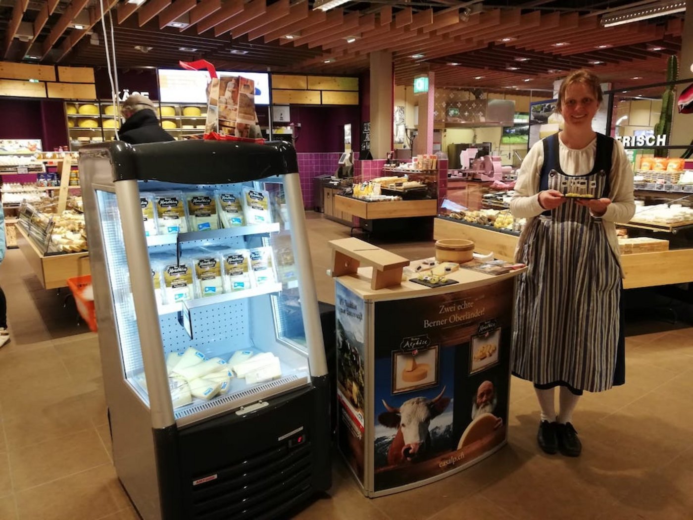 Christa Sieber, Alpkäseproduzentin aus Reichenbach bietet Käse zur Degustation an. (Bilder zVg)