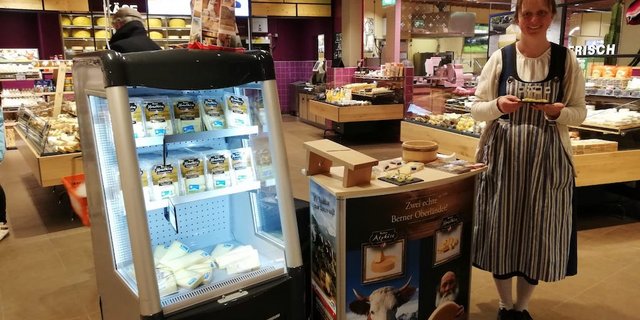 Christa Sieber, Alpkäseproduzentin aus Reichenbach bietet Käse zur Degustation an. (Bilder zVg)