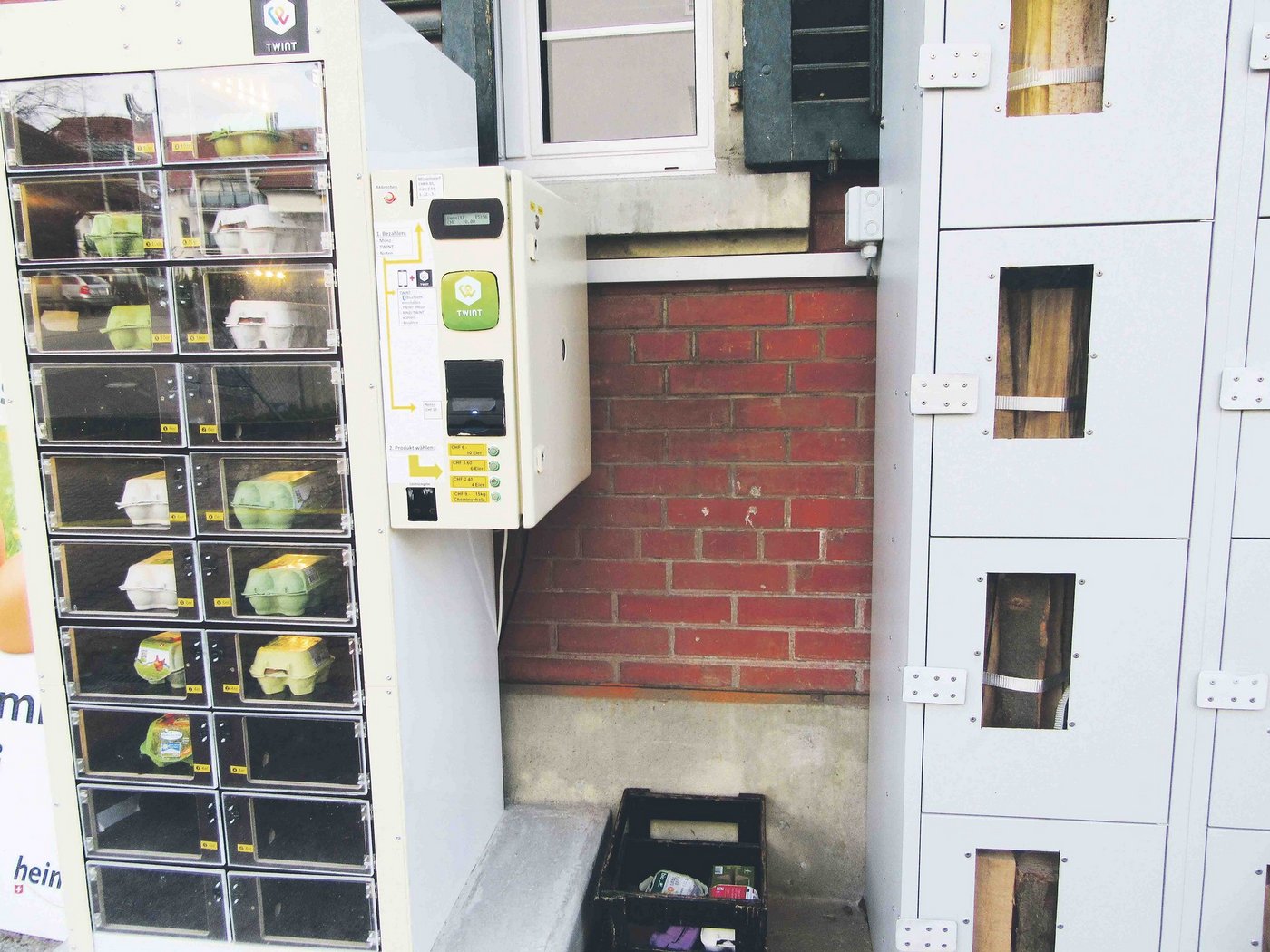 Automat der Marke Eigenbau: Die verschiedenen Bezahloptionen in den alten Kühlschrank zu integrieren, war eine Knacknuss. (Bild mr)