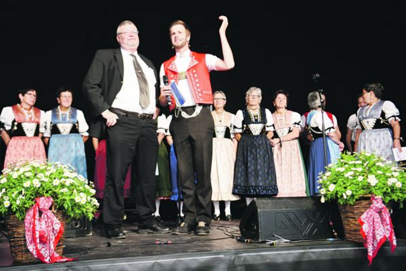 Nicolas Senn (rechts), unter anderem bekannt als Hackbrettmusiker, im launigen Gespräch mit Christoph Holenstein, Direktor der Sortenorganisation Appenzeller Käse. (Bilder Heidy Beyeler)