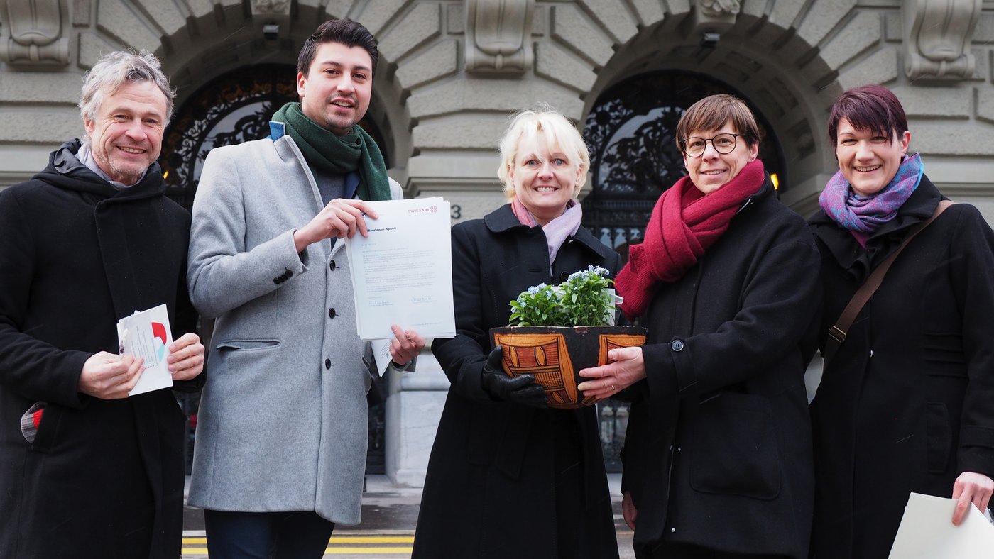 Nationalratspräsidentin Moret nimmt den  Bäuerinnen-Appell entgegen. (Bild Swissaid)