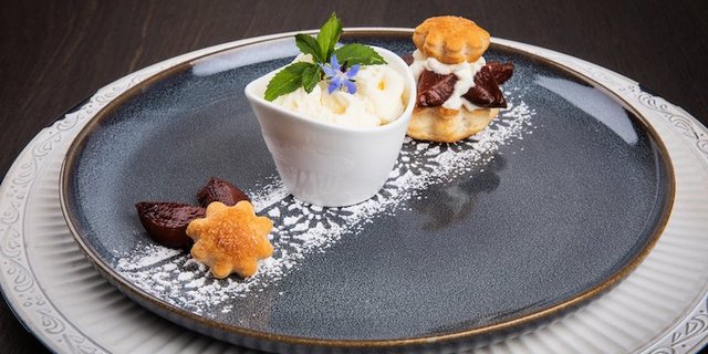 Barbaras Zwetschgentraum mit wiessem Zimt-Quark-Soft-Ice. (Bild Ueli Christoffel/SRF)