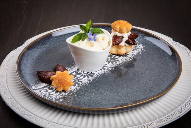 «SRF bi de Lüt Landfrauenküche»: Das Dessert von Barbara Matter Barbaras Zwetschgentraum mit wiessem Zimt-Quark-Soft-Ice. (Bild Ueli Christoffel/SRF)
