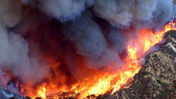 Australien drohen womöglich die schlimmsten Buschbrände seit den katastrophalen Bränden im 2009. Zehntausende Feuerwehrleute stehen bereit. (Symbolbild: U.S. Air Force / photo by Senior Master Sgt. Dennis W. Goff)