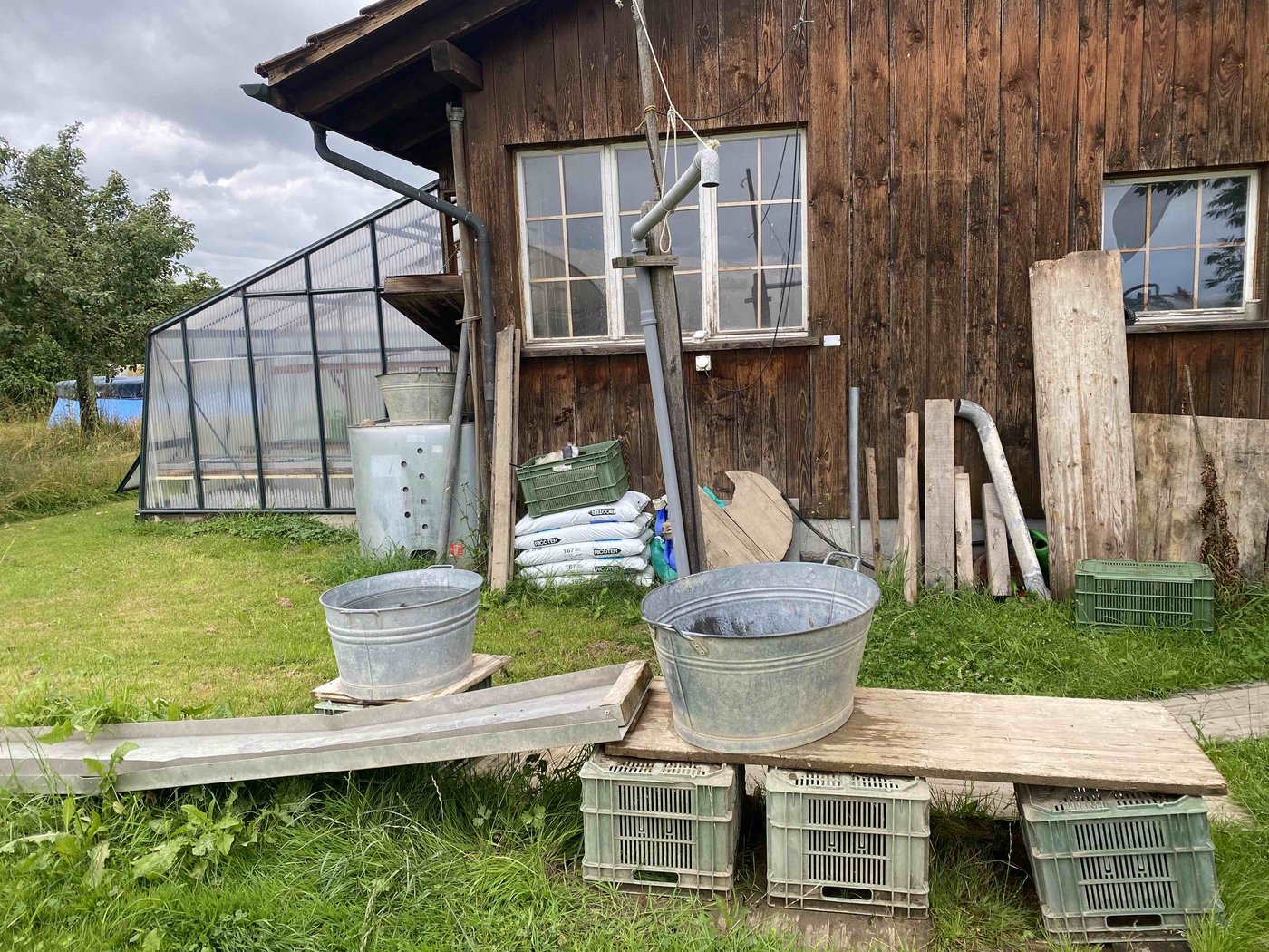 Das ist die «Rüebli-Dusche», die mit Grundwasser betrieben wird. 