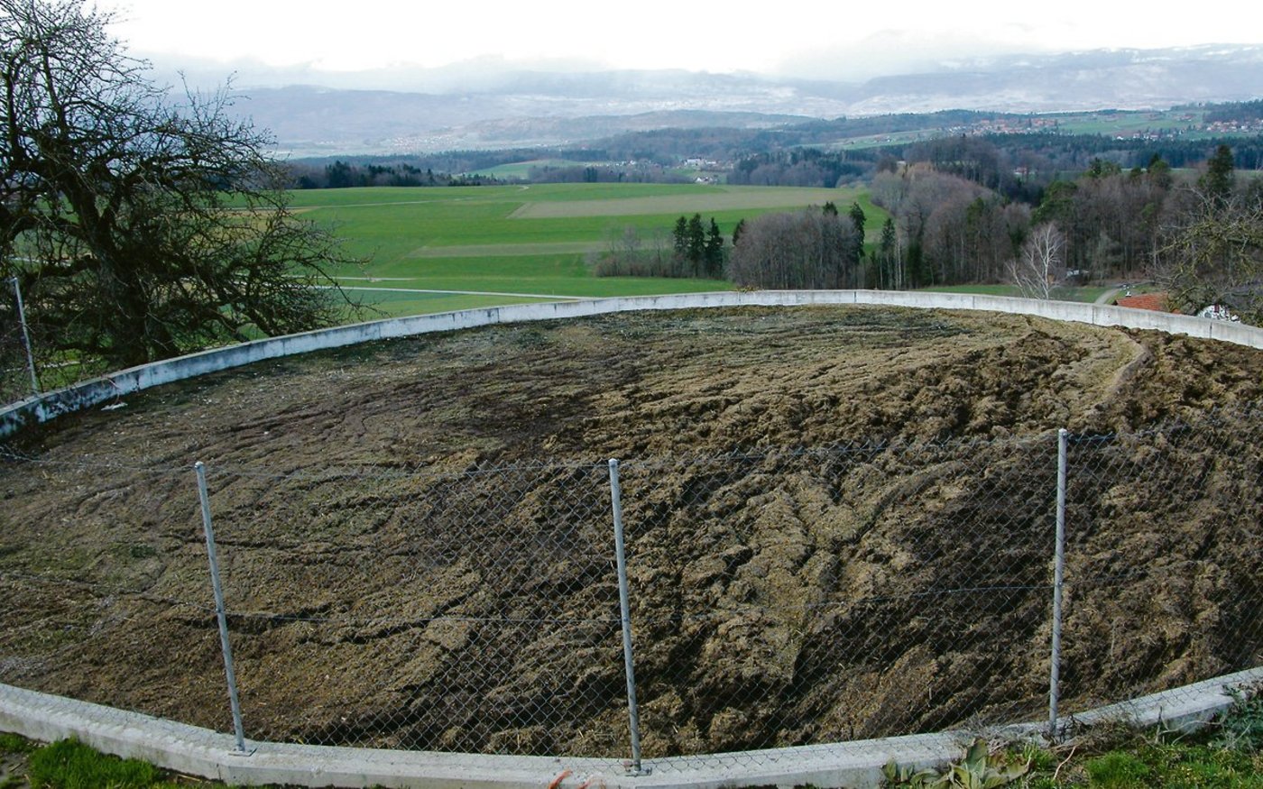 Wertvoller Nährstoff, aber wie viel ist im grünen Bereich? Der Bundesrat will die Dünger-Grossvieheinheiten von 3 auf 2,5 pro Hektare senken. Dies dürfte dazu führen, dass in gewissen Betrieben Hofdünger abgeführt und Mineraldünger zugekauft werden muss. (Bild rü)