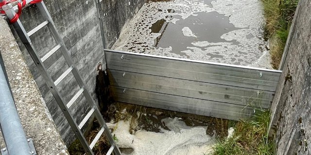Dank der von den Einsatzkräften errichteten Sperre konnte verhindert werden, dass Jauche auch der Untersee gelangte. (Bild Kapo TG)