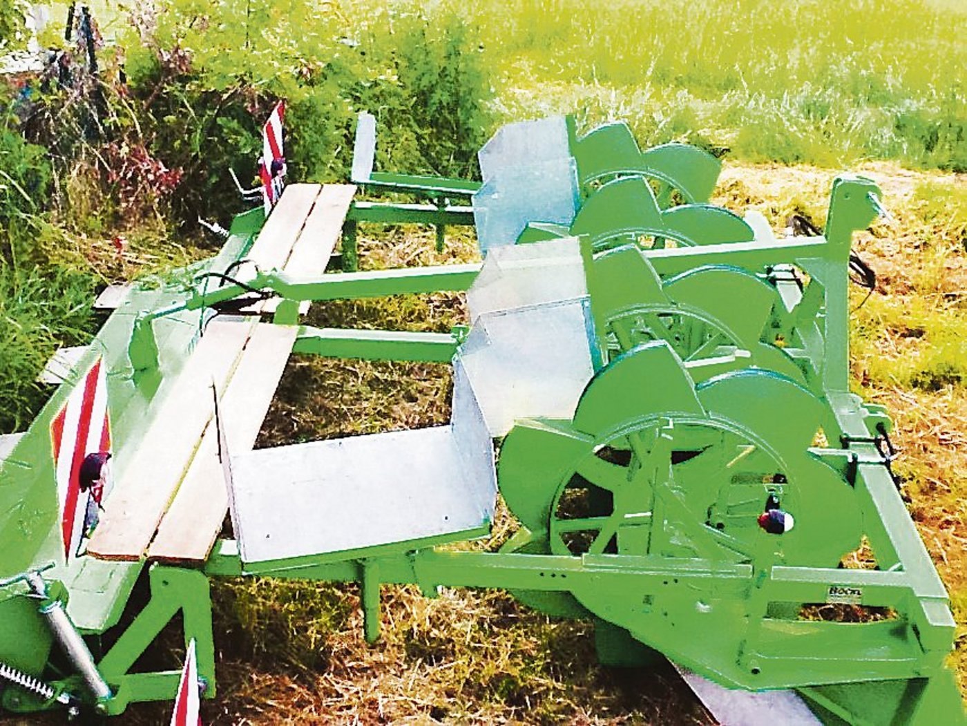 Fürs Setzen des Meerrettichs hat der Biobauer von einem Schmied eine eigene Maschine anfertigen lassen.