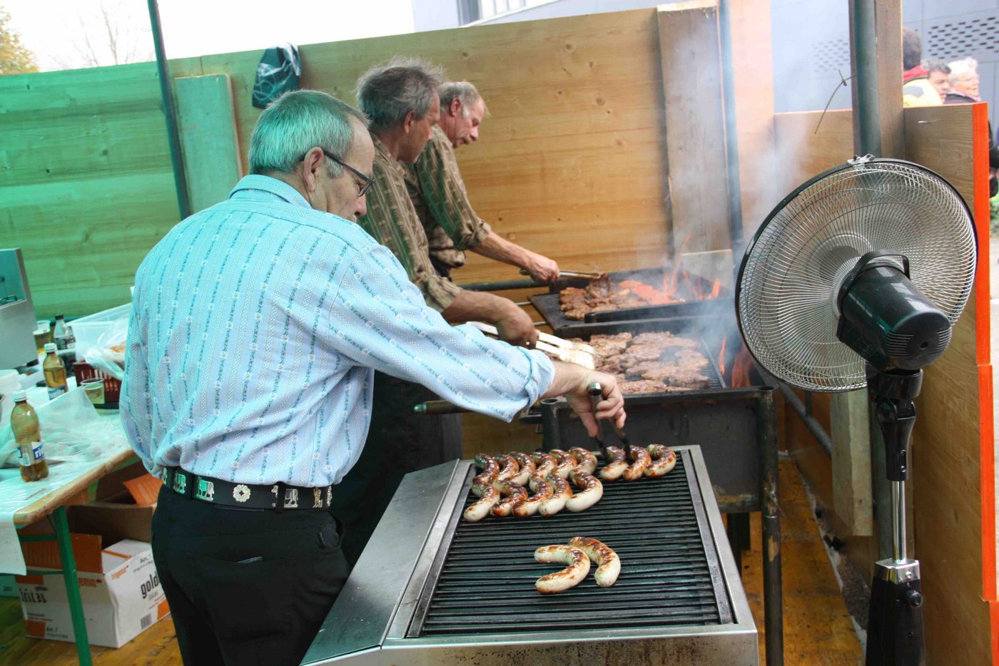 Die drei Männer vom Grill (v. l. n. r.): Ruedi Indermühle, Hanspeter Häni und Samuel Ruchti sind gefordert. 