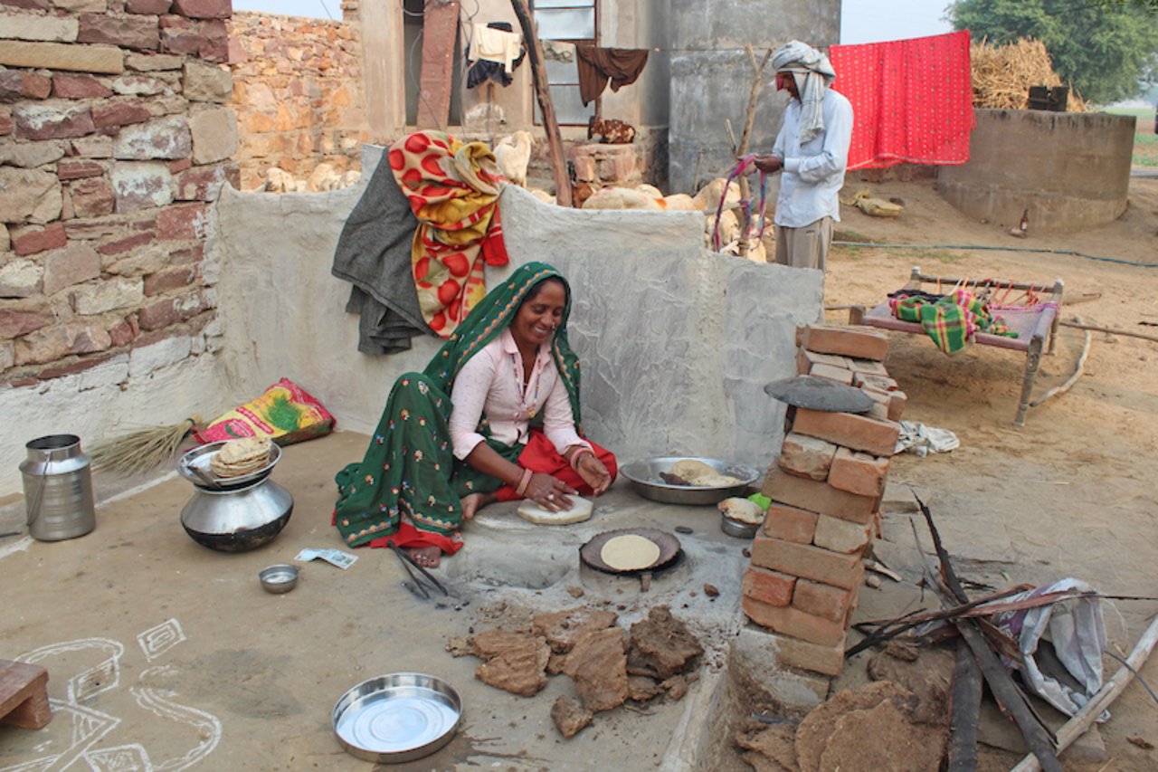 Nilay, Bäuerin aus Indien, bäckt frühmorgens Fladenbrot fürs Frühstück. Sie wünsch sich für ihre Töchter eine gute Schulbildung und dass sie sich ihre zukünftigen Ehemänner selber auswählen dürfen. (Bild Agnes Schneider Wermelinger)