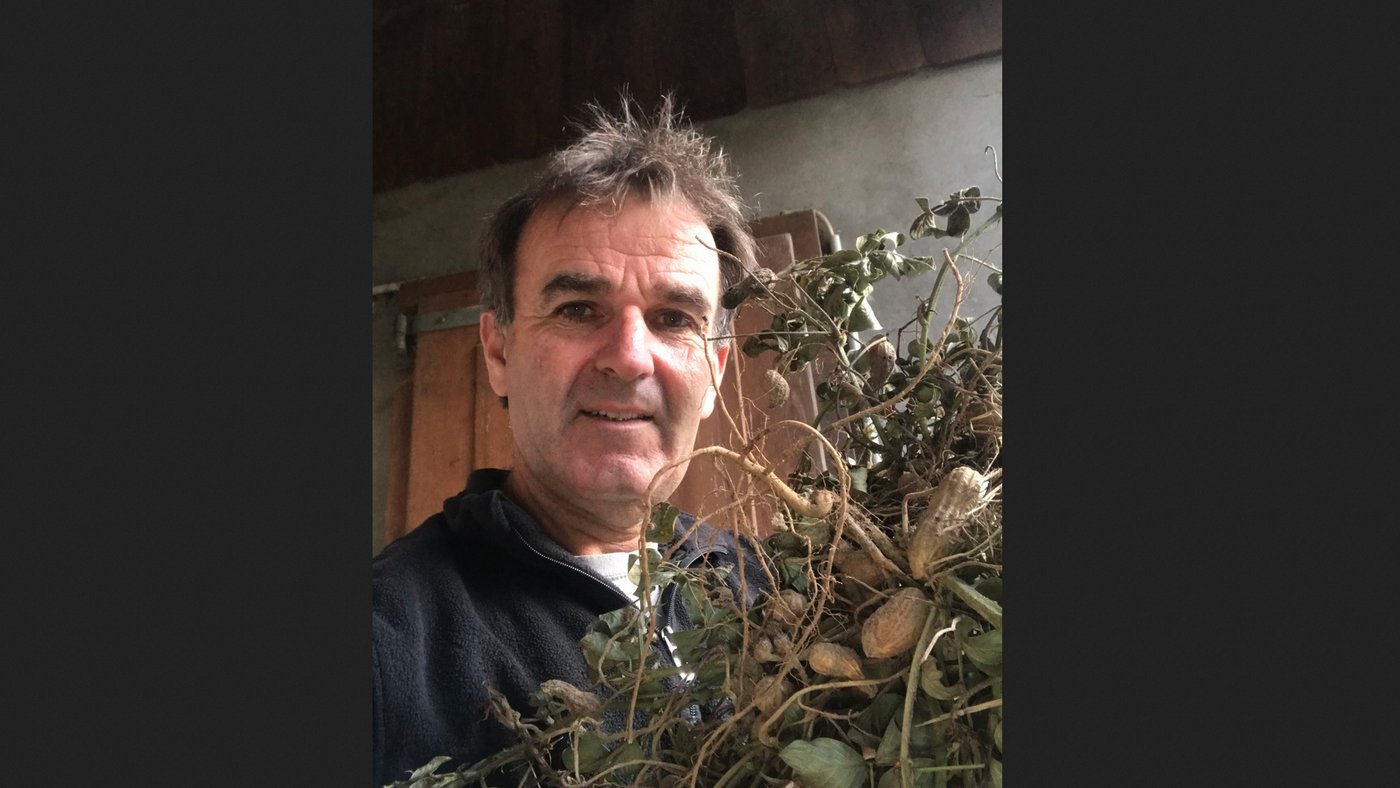  Markus Grob vom Haldenhof mit seiner Ernte. (Bild Werner Lenzin)