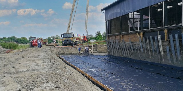 Die erste Schicht Beton wird via Pumpe und einem langen Arm in der Grube verteilt. (Bild Sandra Honegger)