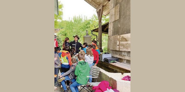 Bastian Hurni wirkt bei der «Schule auf dem Bauernhof» mit. Dabei bringt er den Kindern die Landwirtschaft näher. (Bild Bastian Hurni)