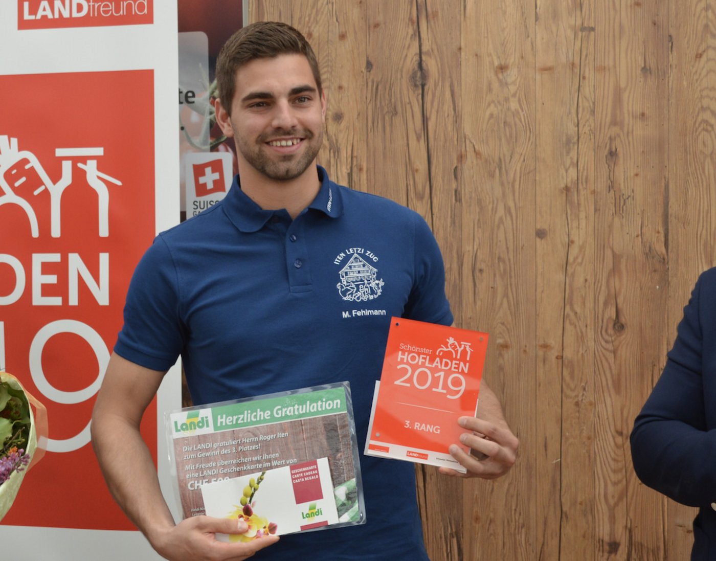 Der Betriebsleiter von Iten Letzi Zug, Marc Fehlmann, nimmt den Preis stellvertretend entgegen.