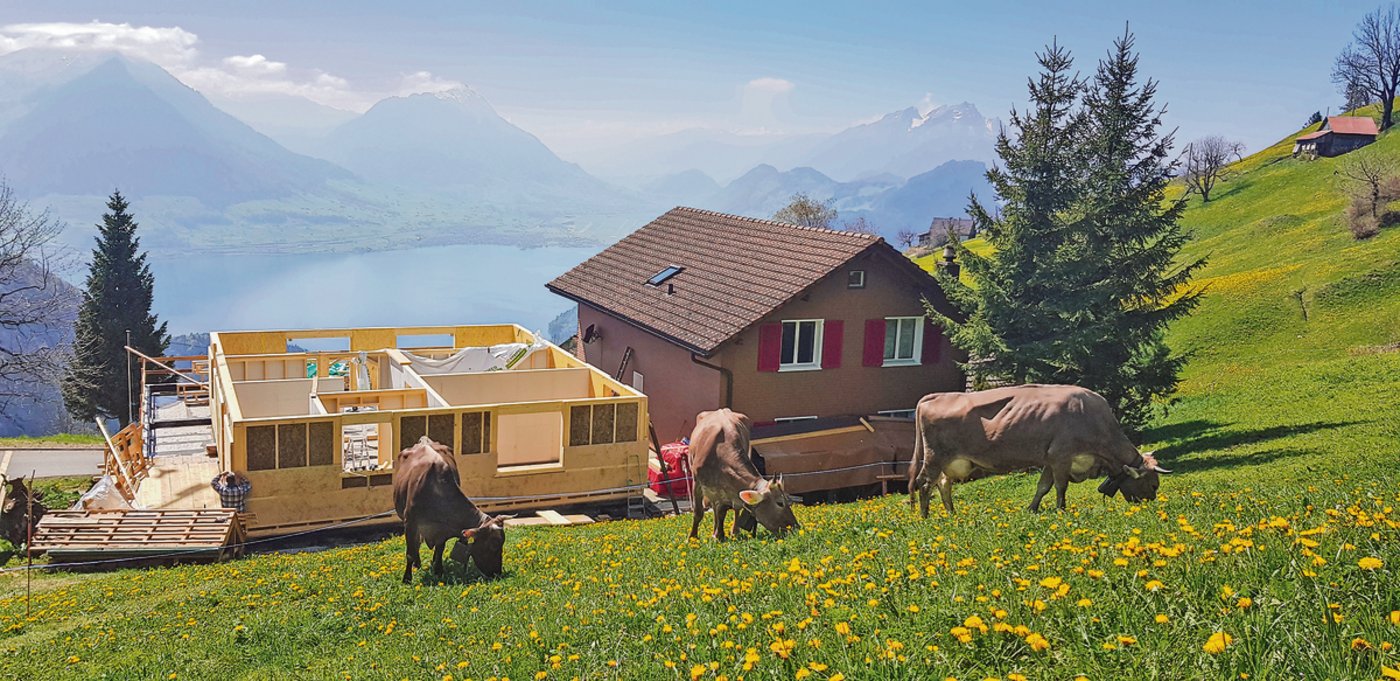 Bauen mit Schweizer Holz. Die neue Betriebsleiterwohnung mit prächtiger Aussicht wurde letzten Sommer gebaut. (Bilder Alex Küttel)