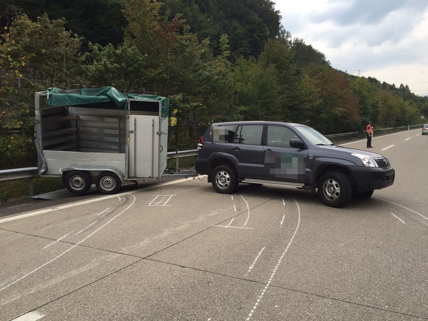 Der Geländewagen mit Viehanhänger kam aus unbekannten Gründen ins Schleudern und prallte in die Leitplanken. (Bilder Kapo SG)