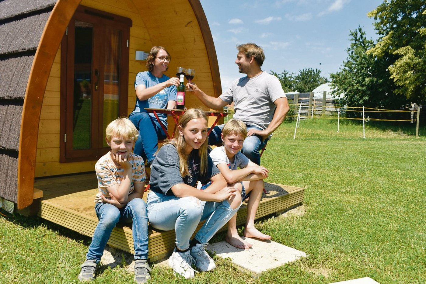 Karin und Severin Keller stossen auf die geniale Glamping-Idee an. Mit dabei die Kinder Simon, Alexandra und Robin (v. l. n. r.).(Bilder Thomas Güntert)
