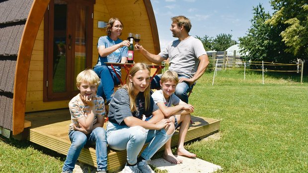 Karin und Severin Keller stossen auf die geniale Glamping-Idee an. Mit dabei die Kinder Simon, Alexandra und Robin (v. l. n. r.).(Bilder Thomas Güntert)