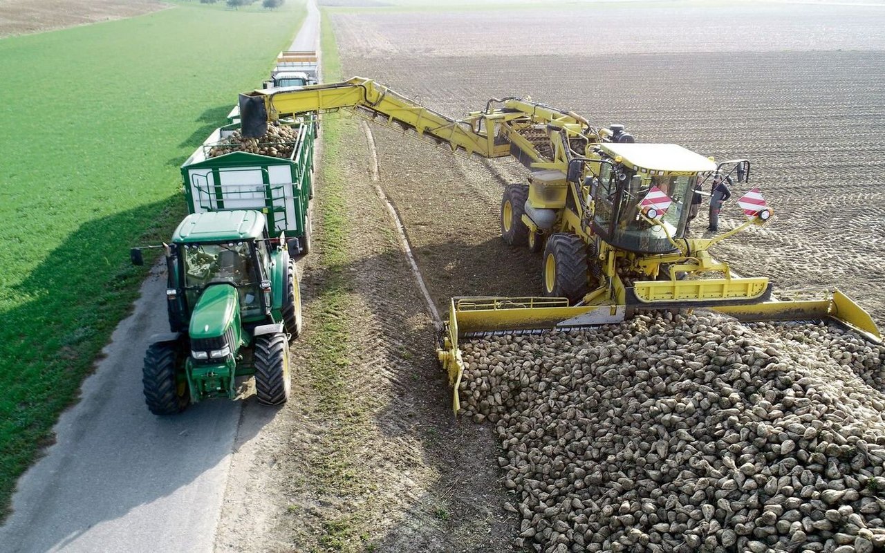 Für die einen effizientes Verladen mit Traktor und Anhängerzügen, für die anderen ein Verkehrshindernis.