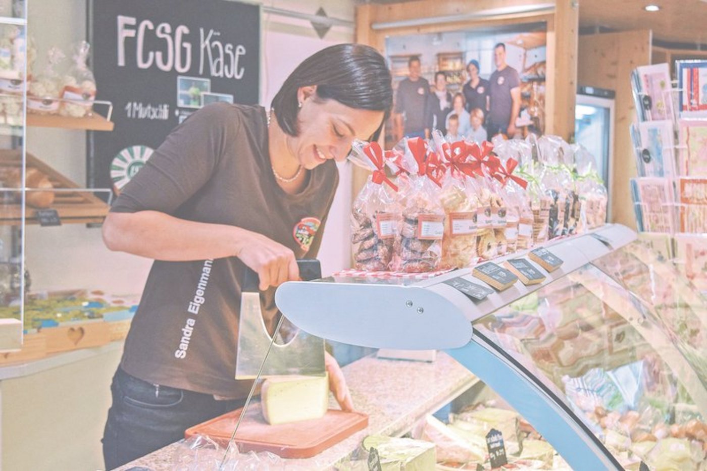 Sandra Eigenmann an der Käsetheke. 14 verschiedene Käsesorten stehen zur Auswahl.