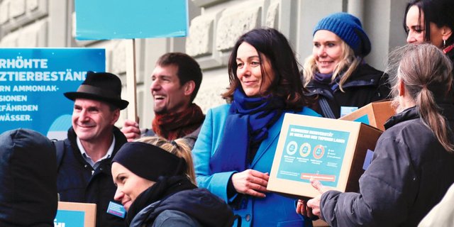  Franziska Herren (Mitte) reichte die Volksinitiative «Für sauberes Trinkwasser und gesunde Nahrung» (TWI) am 18. Januar 2018 ein.Die inhaltlich verwandte Volksinitiative «Für eine Schweiz ohne synthetische Pestizide» wurde am 25. Mai 2018 eingereicht. Bild: zVg