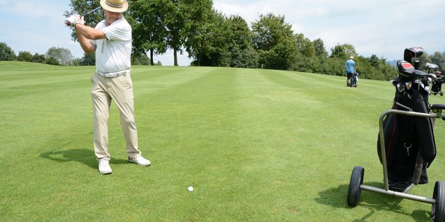 Beim Abschlag im öffentlichen Golfpark der Migros bei Holzhäusern. Für Marcel Scherer aus Hünenberg ist Golf längst keine elitäre Sportart mehr. (Bilder Josef Scherer)