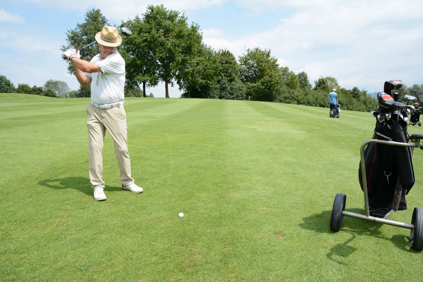 Beim Abschlag im öffentlichen Golfpark der Migros bei Holzhäusern. Für Marcel Scherer aus Hünenberg ist Golf längst keine elitäre Sportart mehr. (Bilder Josef Scherer)