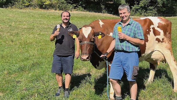 Roger Holzer (links) und Hans Jörg Haller produzieren und geniessen gemeinsam Glace.