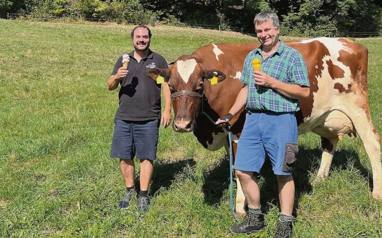 Roger Holzer (links) und Hans Jörg Haller produzieren und geniessen gemeinsam Glace.