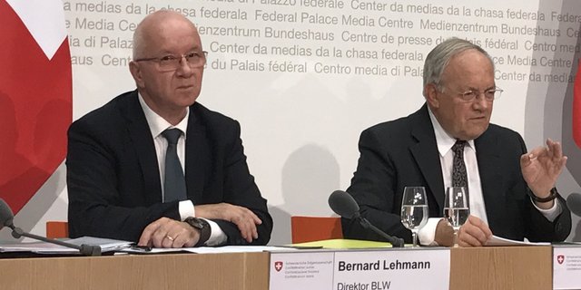 Der abtretende BLW-Direktor Bernard Lehmann mit Ex-Chef Johann Schneider-Ammann. (Bild Archiv)
