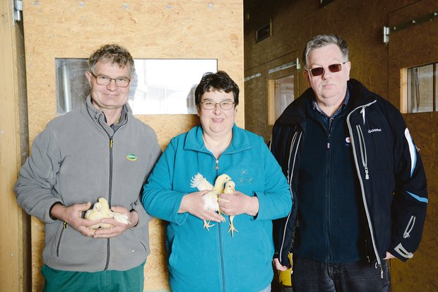Christian Kopp (rechts) zu Besuch bei Barbara und Peter Züttel, die Geflügelfleisch ab Hof verkaufen. Die kreative Palette an Truten-, Poulet- und Suppenhuhnfleisch wird in der Metzgerei Kopp in Heimisbach verarbeitet. (Bilder Simone Barth)