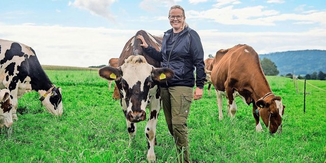 Ina Rethwisch neben ihrer Lieblingskuh Carina. Dass sie einmal so entspannt inmitten der Kühe stehen würde, hätte sie früher nie für möglich gehalten.
