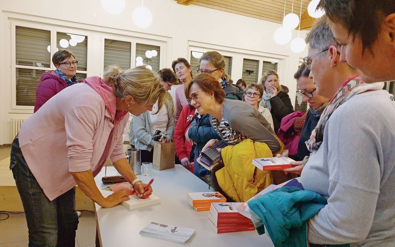 Die Referentin Evelyne Binsack faszinierte die Zuhörerinnen, ihre Bücher mit Autogramm waren sehr begehrt.