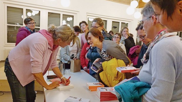 Die Referentin Evelyne Binsack faszinierte die Zuhörerinnen, ihre Bücher mit Autogramm waren sehr begehrt.