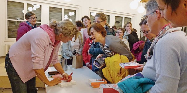 Die Referentin Evelyne Binsack faszinierte die Zuhörerinnen, ihre Bücher mit Autogramm waren sehr begehrt.