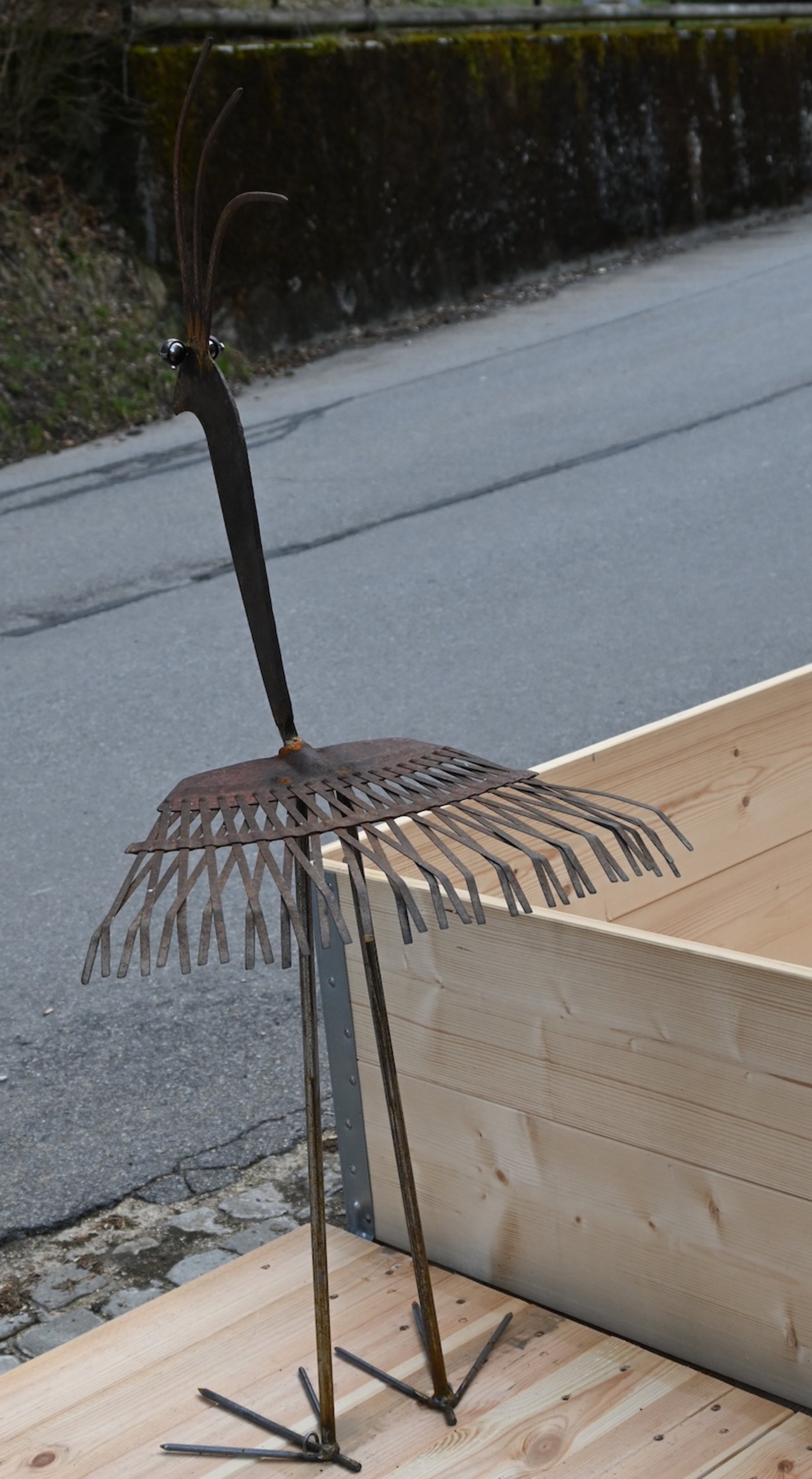 Ein schräger Vogel aus einem alten Laubrechen gemacht. 