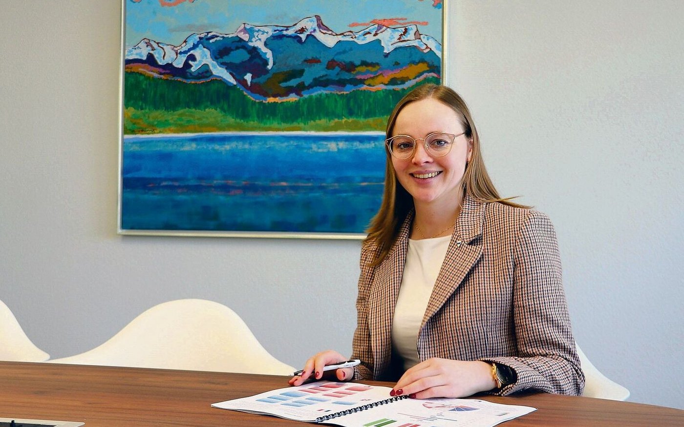 Ein hohes Arbeitspensum und viel Aktenstudium gehören zu den Pflichten von Regierungsrätin Laura Dittli, die auch schon als Verkäuferin und in der Gärtnerei gejobbt hat.   