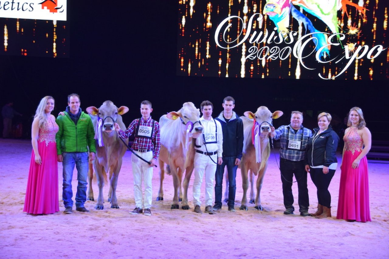 Intermediare Champion (v. r. n. l): Champion wurde H.U. Husers Hägar Robina von Hansueli Huser aus Neu St. Johann SG; Reserve wurde Adrians Grischas Star Elfie von Andrea Arpagaus aus Falera GR; Mention Honorable wurde Gislerwaid Blooming Cheyenne von Beni Schmid aus Schüpfheim LU.