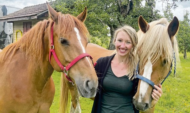 «Tiere liebe ich über alles»: Für die Pferde auf dem Hof in Lyssach BE ist Tierfreundin Hannah Hofer hauptzuständig. Hier posiert sie mit ihrer Stute Beauty und dem «Hofross» Franca.(Bild akr)