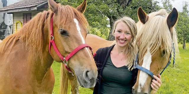 «Tiere liebe ich über alles»: Für die Pferde auf dem Hof in Lyssach BE ist Tierfreundin Hannah Hofer hauptzuständig. Hier posiert sie mit ihrer Stute Beauty und dem «Hofross» Franca.(Bild akr)