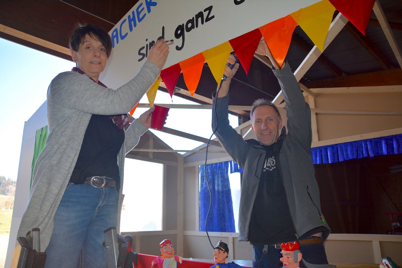 Herbert und Georgette Bättig dekorieren ihren Zunftwagen mit viel Liebe zum Detail. (Bilder Josef Scherer)