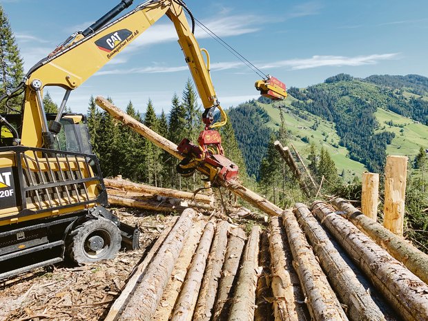 Mit Seilkrananlagen wird das Sturmholz an die Forststrassen gezogen, entastet, abgelängt und an die Polter zum Abtransport gelegt. (Bilder Josef Scherer)