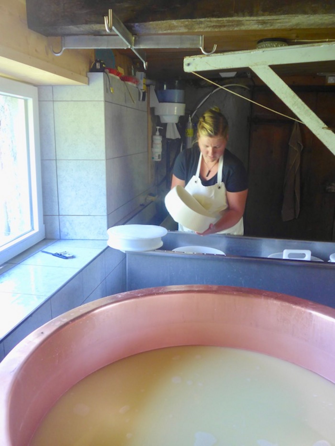 Debora Huber beim Käsen auf dem Saasberg.
