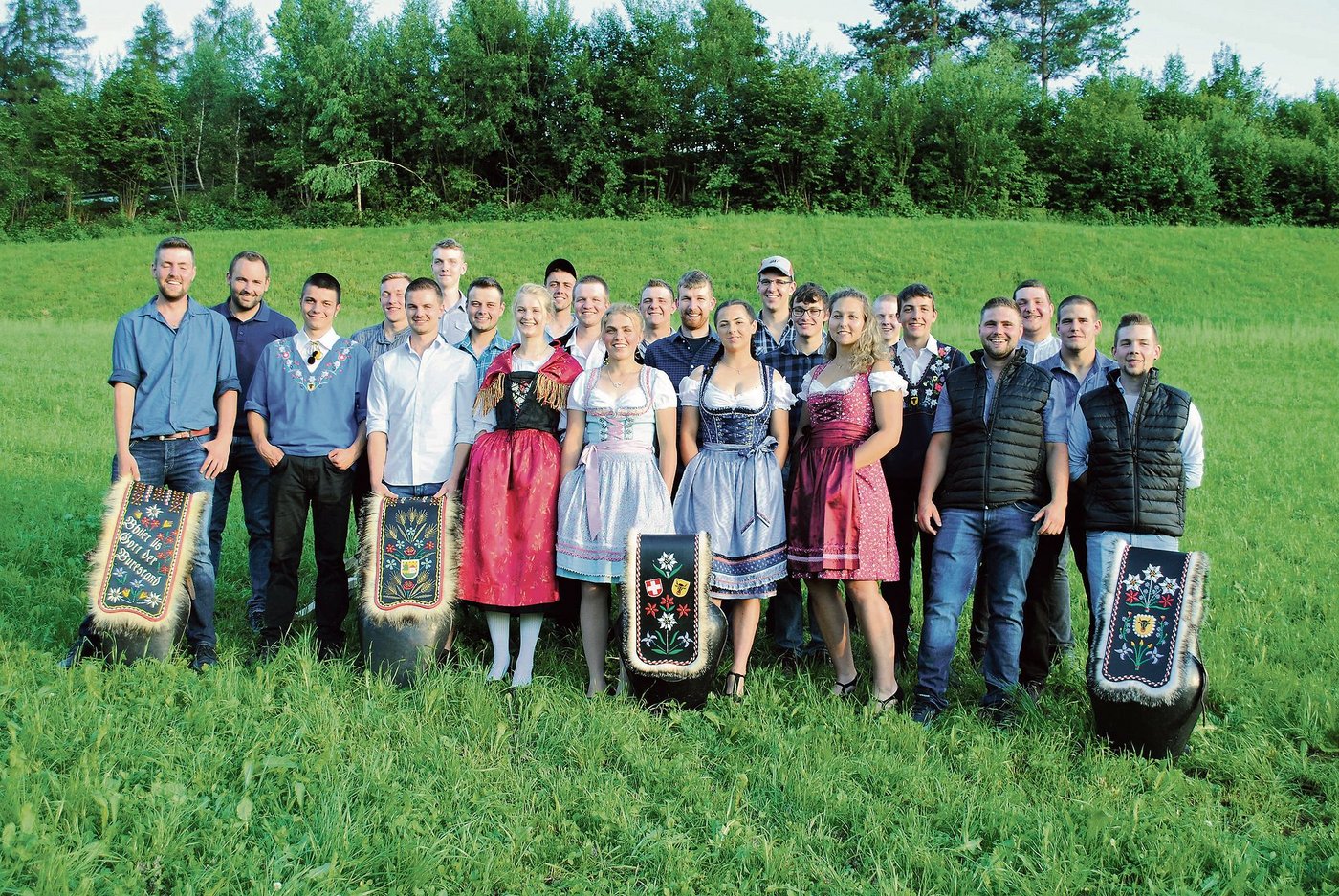 Mit Treicheln ausgerüstet gingen die neuen Landwirt(innen) zur Schlussfeier in Pfäffikon. (Bild Michael Ruoss)