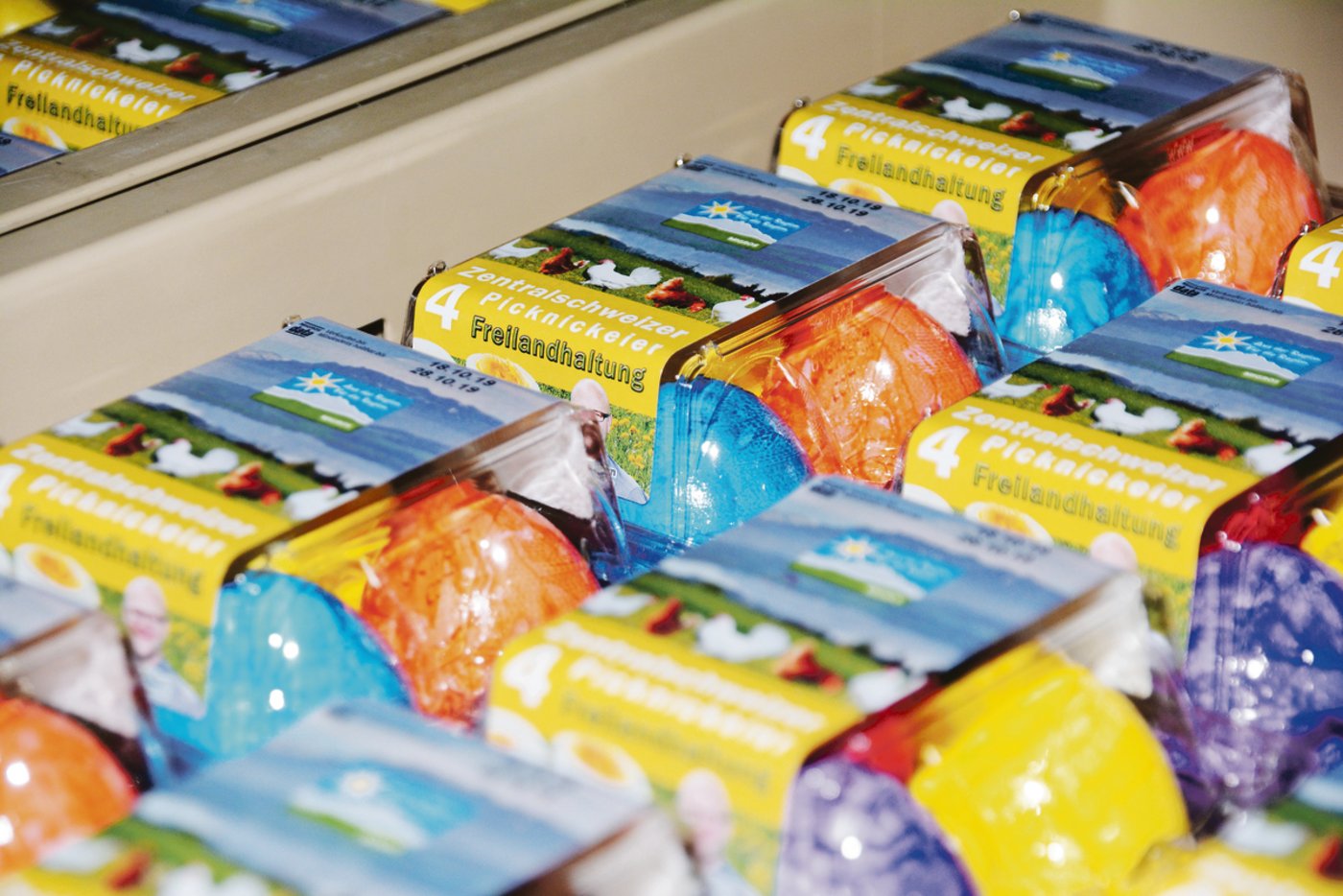 Verkaufsbereit holt die Migros die Eier auf dem Hof ab.