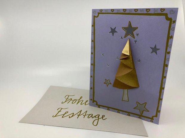 Basteltipp: Weihnachtskarte mit einem gefalteten Christbaum