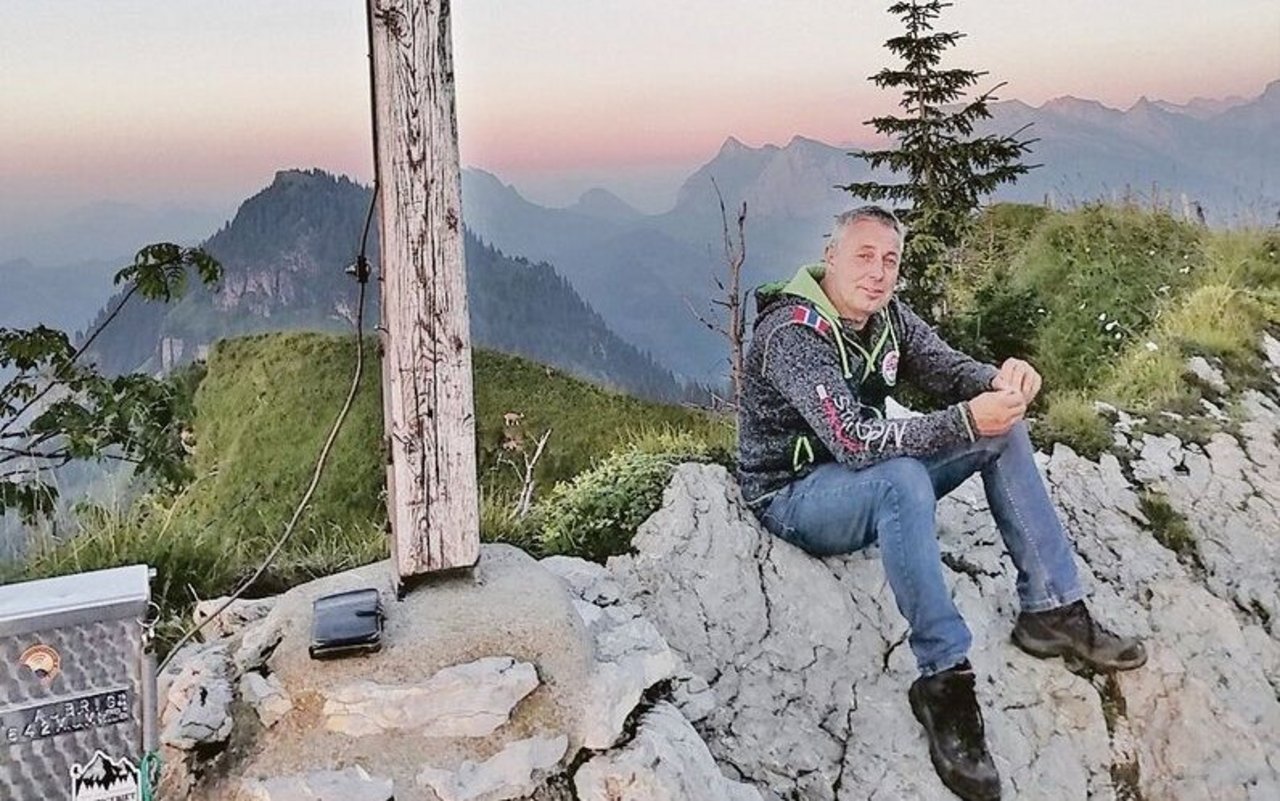 Der Schwyzer Präsident Albin Fuchs geniesst den Weitblick von einem Berggipfel. 