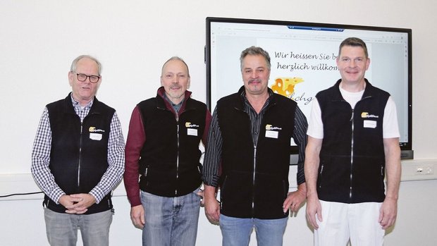 Die beiden Verwaltun Die beiden Verwaltungsratspräsidenten Hugo Abt (Freiämter Käserei AG, 2. von links) und Peter Bütler (Milchgold Käse AG) flankiert von Geschäftsführer Stefan Gasser (links) und Betriebsleiter Hansruedi Zgraggen.