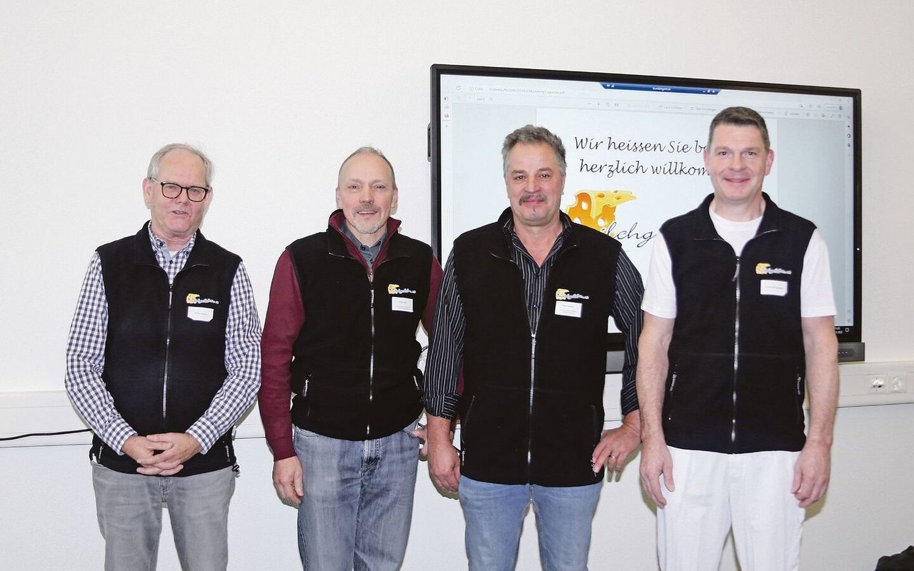 Die beiden Verwaltungsratspräsidenten Hugo Abt (Freiämter Käserei AG, 2. von links) und Peter Bütler (Milchgold Käse AG) flankiert von Geschäftsführer Stefan Gasser (links) und Betriebsleiter Hansruedi Zgraggen. 