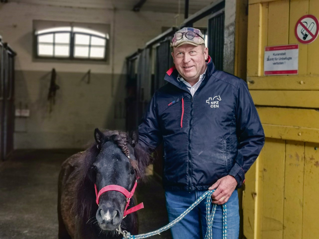 Tierarzt Beat Wampfler kennt die Problematik, mit der Mini-Shetland-Pony Lucky zu kämpfen hat, nur zu gut. Keine konkrete Aufgabe, mangelnde Bewegung und Übergewicht haben das Pony krank gemacht. (Bilder Simone Barth)